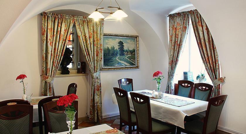 Hotel Przy Oslej Bramie à Wałbrzych Extérieur photo